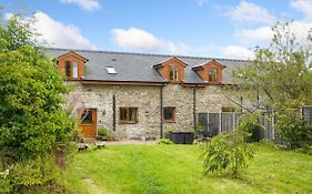 Mwsogl - Luxurious Family Fishing Lodge Near Aberaeron With Private Fishing